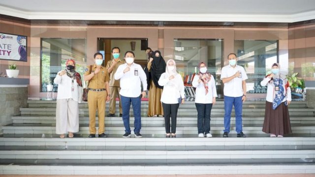Bupati Luwu Utara, Indah Putri Indriani, saat foto bersama Kepala LAN Makassar