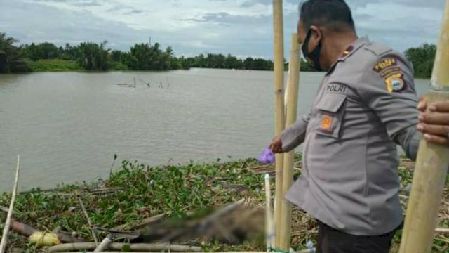 Polisi menunjukkan mayat laki-laki yang ditemukan di Tepi Sungai Walanae, Desa Pallae, Kecamatan Cenrana, Kabupaten Bone, Selasa (29/12/2020). 