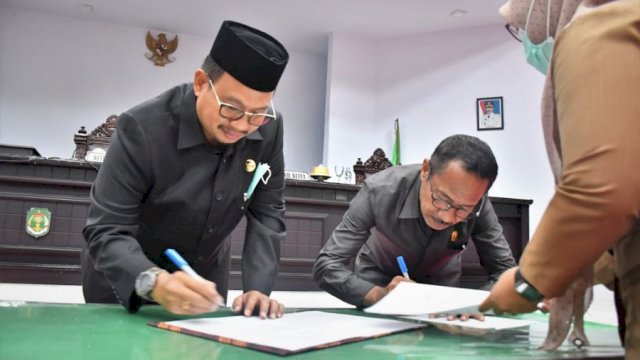 Penandatanganan Berita Acara Persetujuan Bersama antara Bupati dan Ketua DPRD