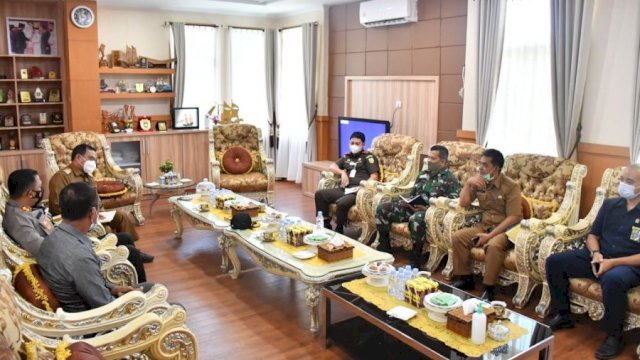 Pjs Bupati Iqbal Suhaeb saat memimpin pertemuan bersama Forkopimda, Selasa (1/12/2020)