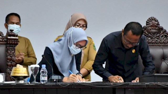 Bupati Luwu Utara Indah Putri Indriani, bersama Ketua DPRD Luwu Utara melakukan penandatanganan Berita Acara Persetujuan Bersama terhada 3 Ranperda. Senin (28/12/2020)
