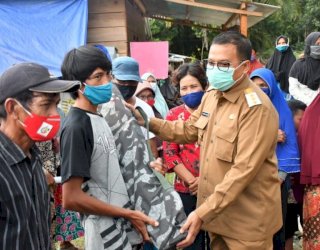 150 Pengungsi Banjir Bandang Masamba Terima Bantuan Tempat Tidur Portable