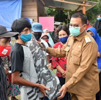 150 Pengungsi Banjir Bandang Masamba Terima Bantuan Tempat Tidur Portable
