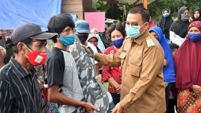 Pjs Bupati Iqbal Suhaeb saat menyerahkan bantuan velbed kepada pengungsi banjir bandang