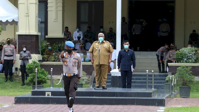 Gubernur Sultra Ali Mazi saat memimpin Apel Gelar Pasukan Operasi Lilin 2020 dalam rangka pengamanan perayaan Natal dan Tahun Baru. Foto: Kominfo Sultra
