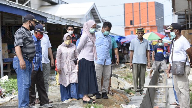 Bupati Luwu Utara, Indah Putri Indriani saat meninjau langsung progres pembangunan infrastruktur Pasar Sentral Bone-bone. Minggu (06/12/2020)