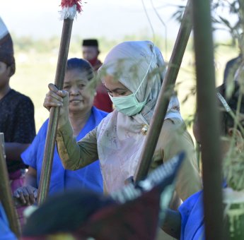 Lindungi Petani Pemda Lutra Akan Keluarga Perbup
