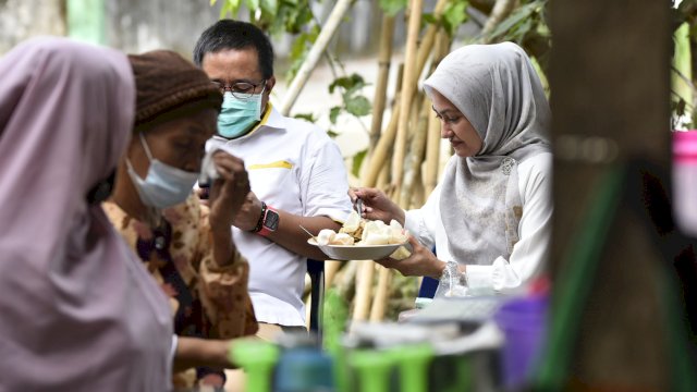 Calon bupati Luwu Utara, Indah Putri Indriani saat santai menikmati Peccel usai menyalurkan hak pilihnya di TPS 003 Dusun Tamboke. Rabu (09/12/2020)