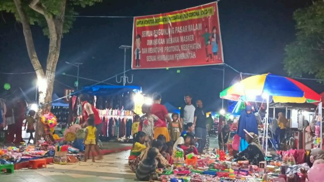 Suasana Pasar Malam di Taman Matana Sorumba, Kecamatan Mawasangka, Kabupaten Buton Tengah, Kamis (31/12/2020) malam. Warga berkerumun dan tidak memakai masker.
