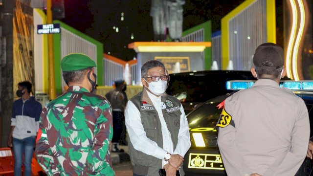 Wali Kota Parepare Taufan Pawe, bersama unsur Muspida memantau aktivitas malam di Kota Parepare, Minggu (03/01/2021).