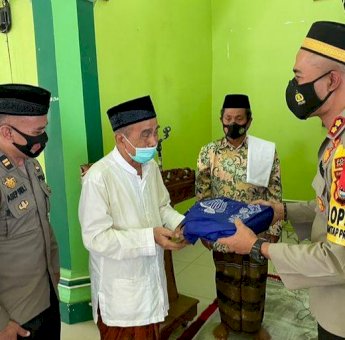 Beri Bantuan Al-Quran di Masjid, Kapolres Ingatkan Jamaah untuk Patuh Pada Protkes Covid-19