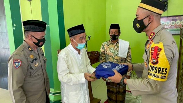 Beri Bantuan Al-Quran di Masjid, Kapolres Ingatkan Jamaah untuk Patuh Pada Protkes Covid-19