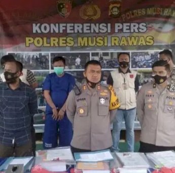 Diduga Korupsi BLT-DD, Kades Sukawarno Kabupaten Musi Rawas Dikerangkeng Polisi