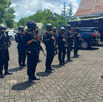 Brimob Kawal Ketat 107 Mobil Bantuan Korban Gempa Dari Bone Menuju Sulbar