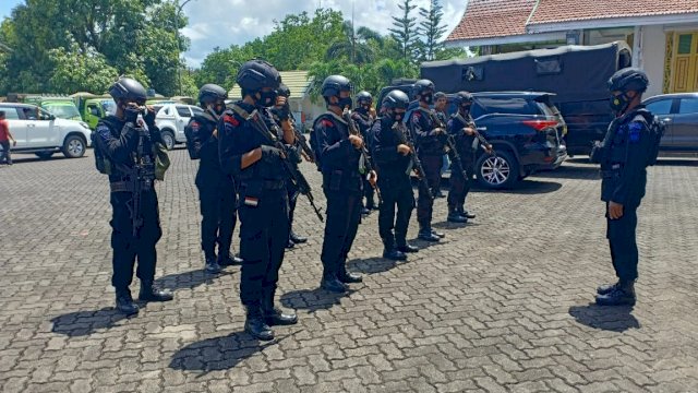 Brimob Kawal Ketat 107 Mobil Bantuan Korban Gempa Dari Bone Menuju Sulbar