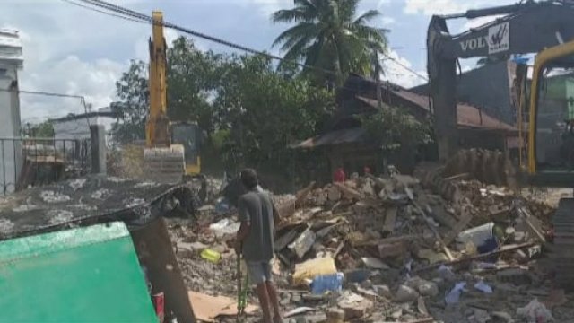Pembersihan puing-puing bangunan yang hancur akibat Gempa di Kabupaten Majene, Sulawesi Barat, Sabtu (23/01/2020).