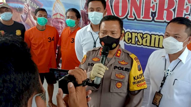 Kapolres Serdang Bedagai AKBP Robin Simatupang, melakukan konferensi pers penangkapan dua pelaku pengrusakan Pagar HGU PT. PIR, Senin (25/01/2021).