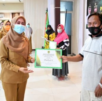 245 UMKM di Lutra Dapat Bantuan Tenda Dan Gerobak Dari Bupati Indah