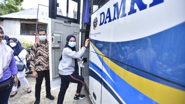 Bupati Luwu Utara, Indah Putri Indriani saat mencoba bus perintis Damri ke Kecamatan Rongkong. Minggu (24/01/2021)