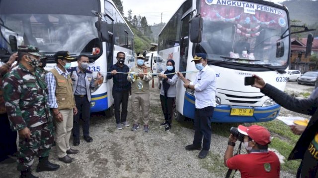 Wakil Gubernur Sulsel, Andi Sudirman Sulaiman, bersama Bupati Luwu Utara Indah Putri Indriani meresmikan rute Bus Damri Masamba -Sabbang - Rongkong. Minggu (24/01/2021)