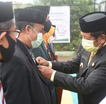 25 ASN Kemenag Soppeng Dipasangkan Tanda Kehormatan Satyalancana Karya Satya