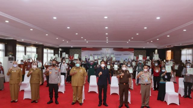 Acara penyerahan sertifikat untuk rakyat se-Indonesia secara virtual. Foto: Kominfo Sultra