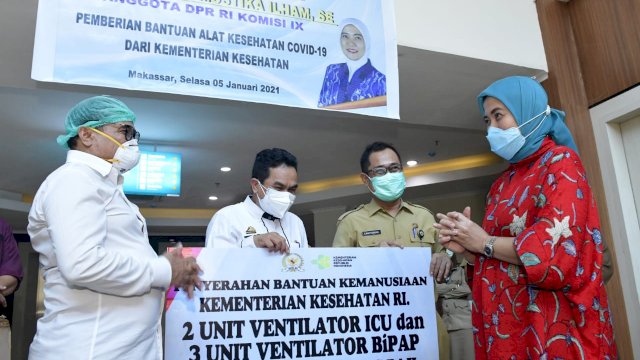 Anggota Komisi IX DPR RI Aliyah Mustika Ilham, menyerahkan secara simbolis bantuan alat Ventilator ke RS Labuang Baji Makassar, Selasa (05/01/2020).