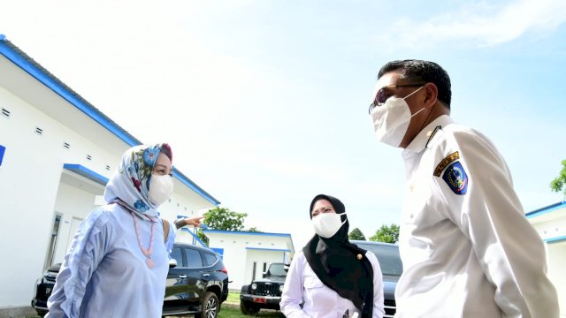 Gubernur Sulawesi Selatan Nurdin Abdullah, bersma Bupati Luwu Utara Indah Putri Indriani, saat meresmikan 50 unit hunian tetap untuk korban banjir bandang di Masamba beberapa waktu yang lalu.