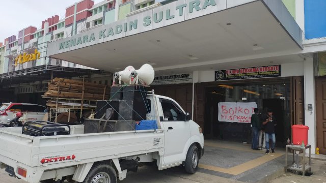 Masa aksi saat memboikot Kantor Kadin Sultra. Foto: istimewa