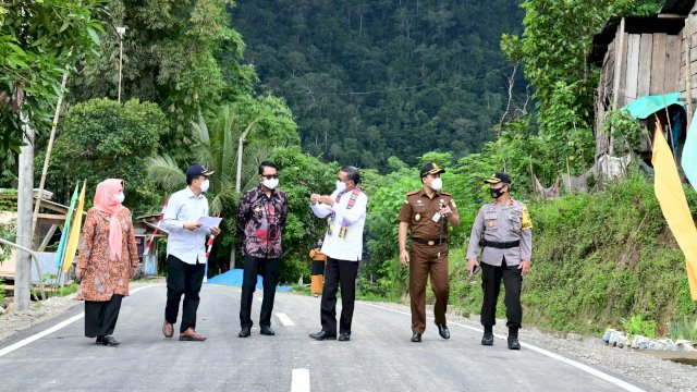 Gubernur Nurdin Abdullah Resmikan 10 Kilometer Jalan di Daerah Terisolir Sinjai