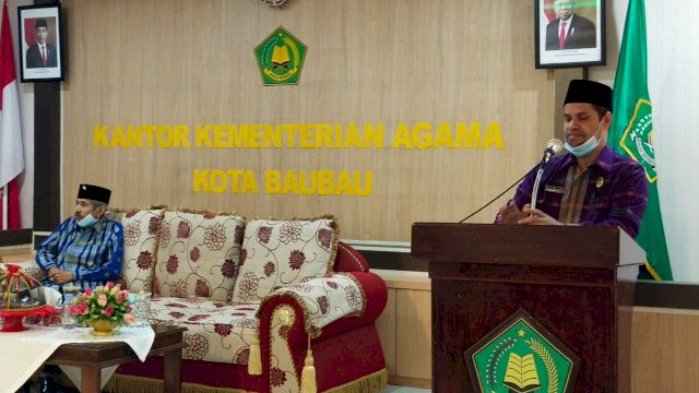 Kepala Kantor Kemenag Kota Baubau saat menerima Audiensi Walikota Baubau. Foto: Humas Kemenag Kota Baubau
