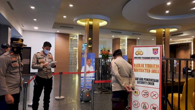 Suasana pengamanan Musprov KADIN Sultra di Hotel Claro Kendari. Foto: Akbar Tanjung