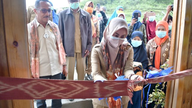 Bupati Luwu Utara, Indah Putri Indriani menggunting pita, sebagai tanda diresmikanya Galeri Tenun Rongkong. Selasa (12/01/2021)