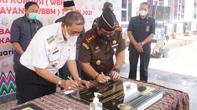 Wujudkan Wilayah Bebas Korupsi, Bupati Amran Mahmud dan Kajari Wajo Teken MoU