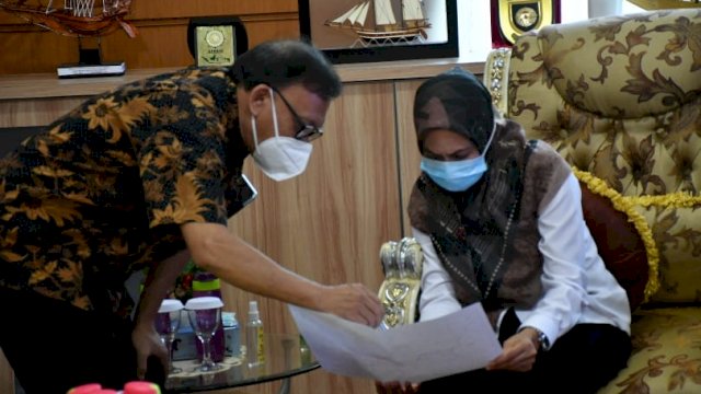 Bupati Luwu Utara, Indah Putri Indriani bersama Deputi Team Leader, Bambang Adi Rianto. Keduanya membicarakan terkait rencana pembangunan Bendungan Rongkong. Rabu (13/01/2021)