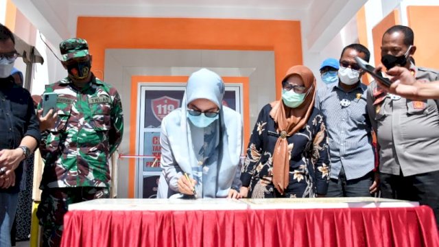 Bupati Luwu Utara, Indah Putri Indriani menandatangani prasasti saat meresmikan gedung PCC 119. Jumat (15/01/2021) 
