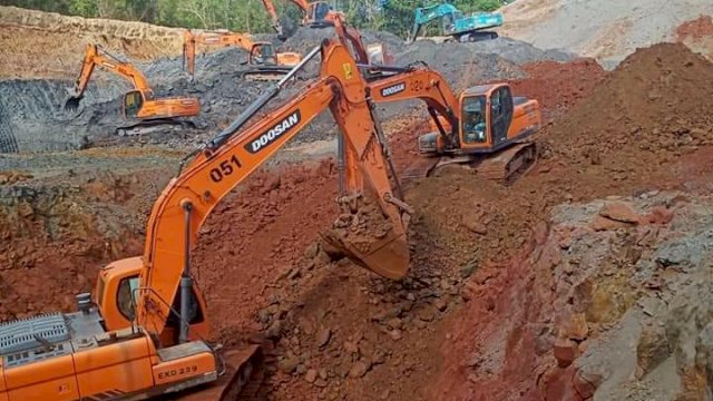 Aktivitas alat berat PT. Trisula Bumi Anoa di lokasi penambangan. Foto: istimewa