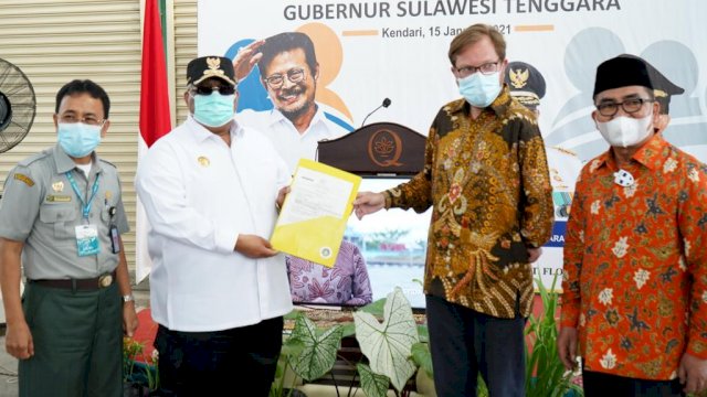 Gubernur Sultra Ali Mazi (kiri) dan Kepala Karantina Pertanian Kendari N Prayatno Ginting (kanan)