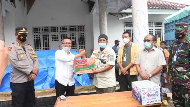 Bupati Soppeng Andi Kaswadi Razak, menyerahkan secara simbolis bantuan kepada Wakil Bupati Mamuju Irwan Satya Putra Pawawari, Minggu (17/01/2020).