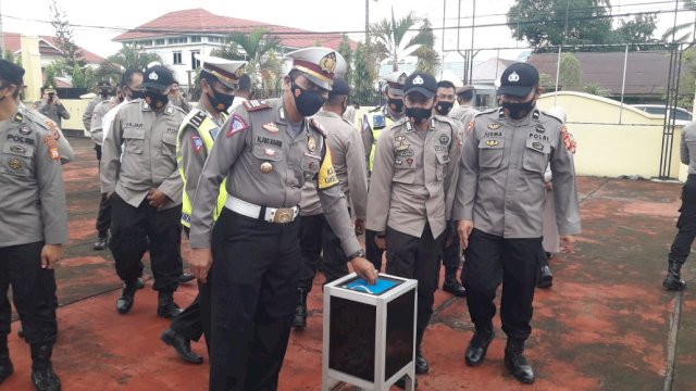 Anggota Polres Sinjai Antri untuk melakukan penggalangan Dana, Senin (18/01/2021).