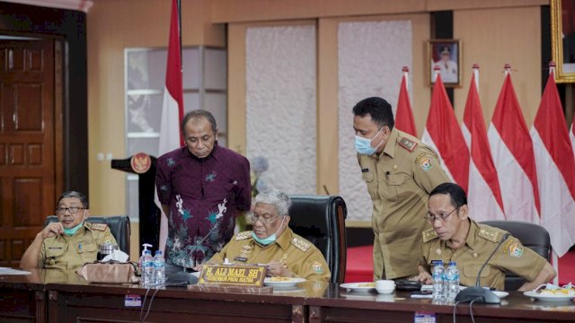 Gubernur Sultra Ali Mazi saat memimpin Ratas Pemprov Sultra. Foto: Kominfo Sultra