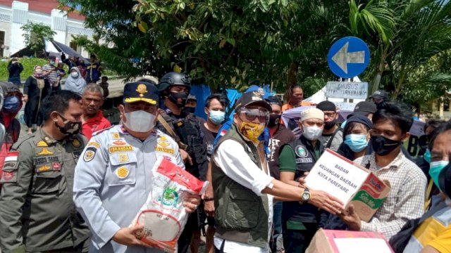 Taufan Pawe Serahkan Bantuan Pemkot Parepare untuk Warga Sulbar Terdampak Bencana