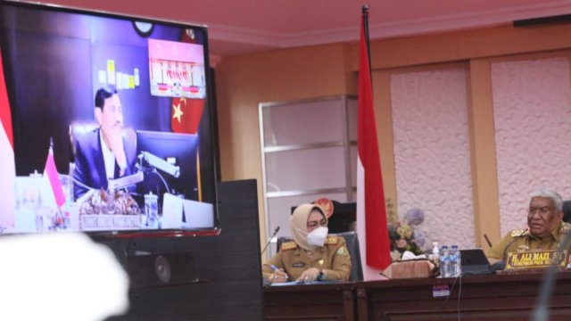 Rapat Pengembangan dan Peningkatan Penggunaan Aspal Buton dalam Negeri melalui video konferens yang dipimpin oleh Menko Marves Luhut Binsar Pandjaitan. Foto: Kominfo Sultra