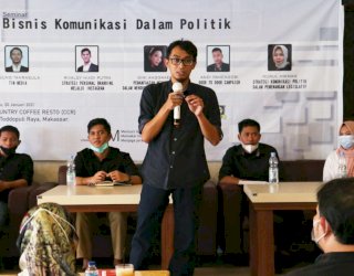 Dekan Fakultas Pascasarjana Unifa Apresiasi Enam Mahasiswa Gelar Seminar “Bisnis Komunikasi Dalam Politik”