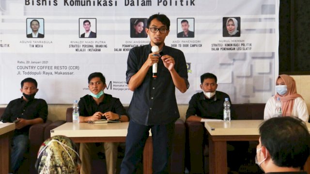 Dekan Fakultas Pascasarjana Unifa Apresiasi Enam Mahasiswa Gelar Seminar “Bisnis Komunikasi Dalam Politik”
