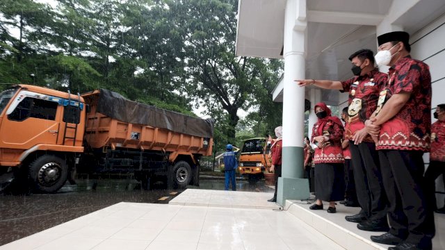 Bupati Gowa, Adnan Purichta Ichsan didampingi Wakil Bupati Gowa, Abd Rauf Malaganni dan Sekretaris Daerah Kabupaten Gowa, melepas pengiriman bantuan kemanusiaan untuk korban gempa Majene dan Mamuju. Kamis (21/01/2021)