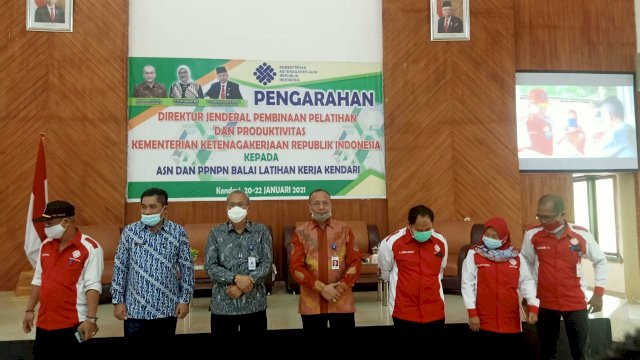 Dirjen (Binalattas) Kementerian Ketenagakerjaan Budi Hartawan, SA, MA didampingi Kepala BLK Kendari Dr. La Ode Haji Polondu dan pegawai BLK Kendari. Foto: istimewa