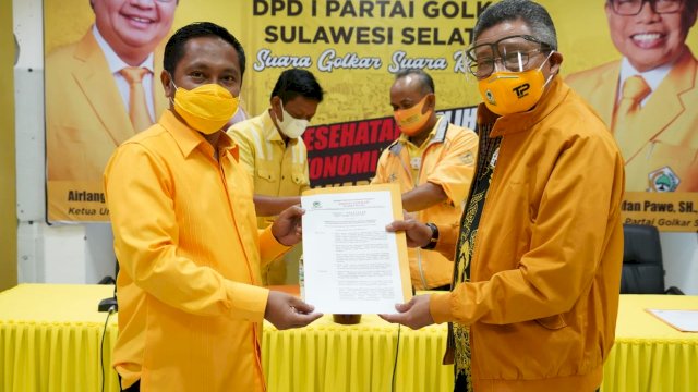 Wakil Ketua Bidang Kajian Strategis DPD I Partai Golkar Sulsel Herman Heizer, menerima SK dari Ketua DPD I Golkar Sulsel Taufan Pawe sebagai Plt Ketua DPD II Golkar Kota Parepare, di Sekretariat DPD Golkar Sulsel, Jl. Amanagappa Kota Makassar, Minggu (24/01/2021).