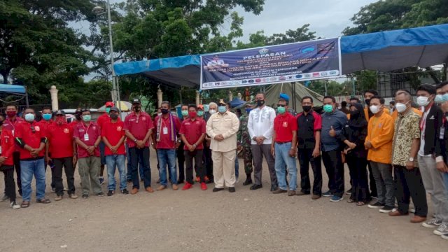 Gubernur Sultra Ali Mazi saat melepas Relawan Peduli Bencana Sulbar. Foto: istimewa