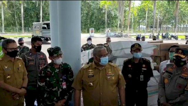 Gubernur Sultra Ali Mazi saat melepas bantuan logistik untuk korban gempa Sulbar. Foto: istimewa